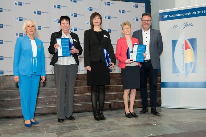 Mitte: Angela Mahnke, SOHNIX AG mit Preis